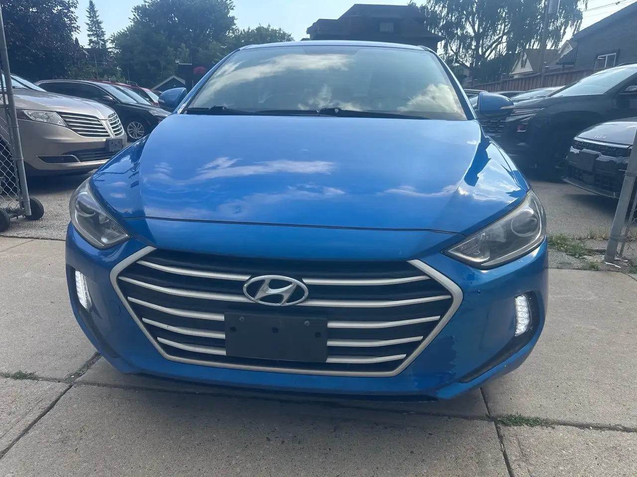 Hyundai ELANTRA photo Hyundai ELANTRA