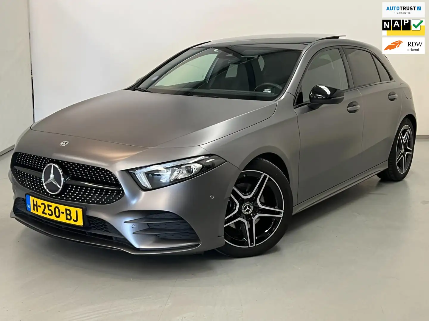 Mercedes-Benz A 180 AMG / Pano / NL-auto / Widescreen Grijs - 1