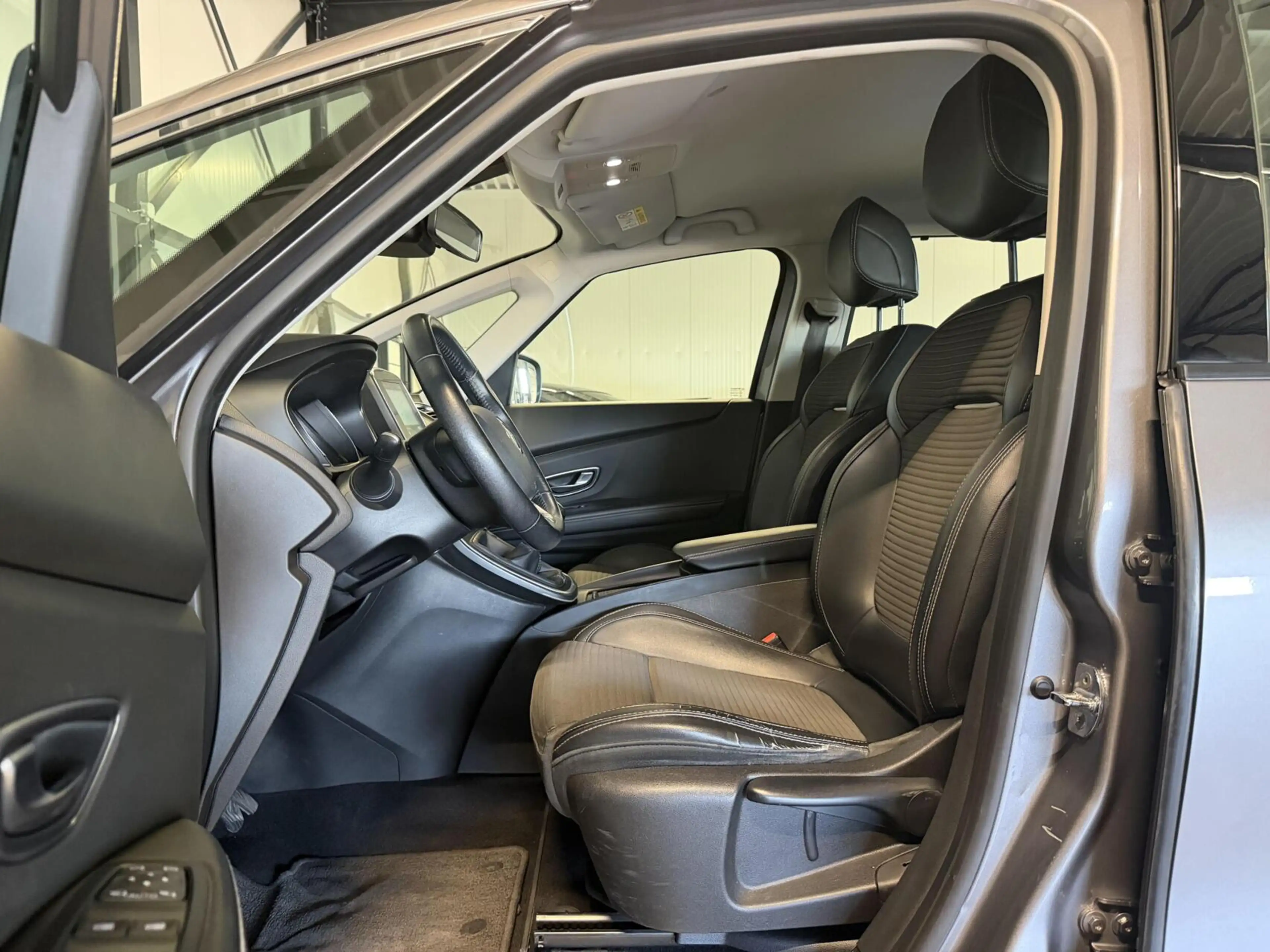 Renault Grand Scenic 1.2 TCe Intens 7 Persoons Cruise Navi — photo 24