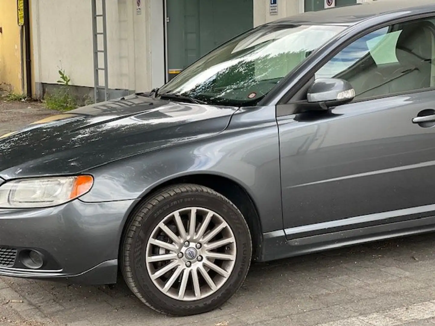 Volvo V70 2.4 Momentum cambio automatico Grigio - 2