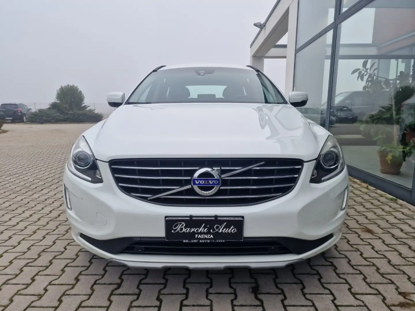 Volvo XC60 D4 AWD Geartronic Business Weiß - 1