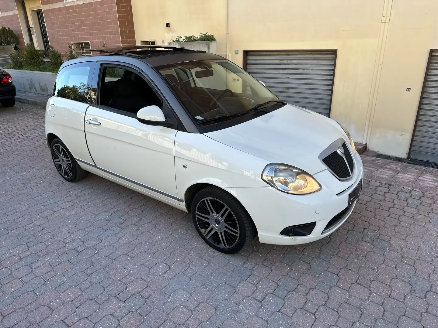 Lancia Ypsilon 1.3 mjt EURO4 Platino-TETTO PANORAMICO-NEOPATENTAT Bianco - 2
