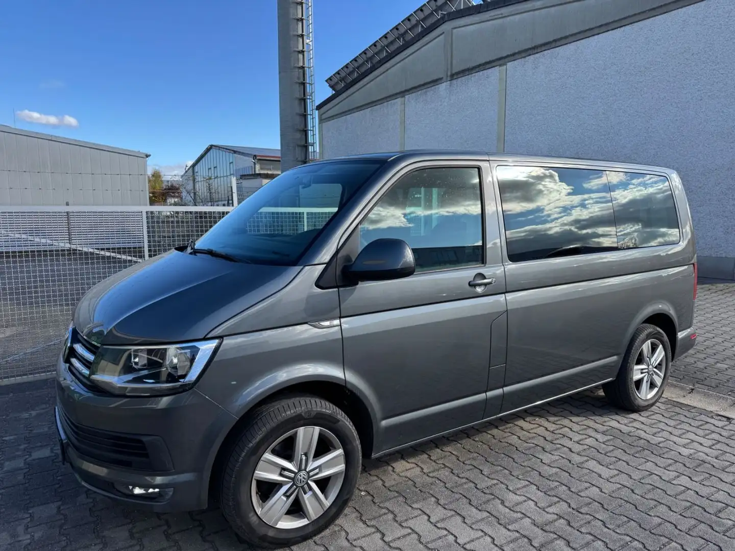 Volkswagen T6 Caravelle 2.0 TDI Comfortline 4Motion DSG Gris - 1