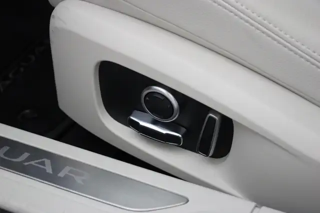 Jaguar XF view 12
