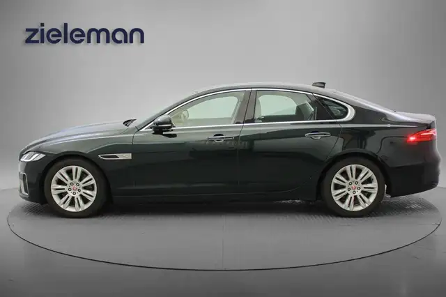 Jaguar XF view 22