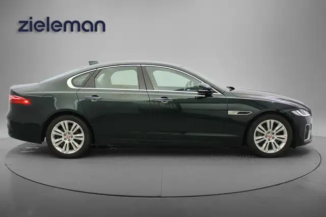 Jaguar XF view 19