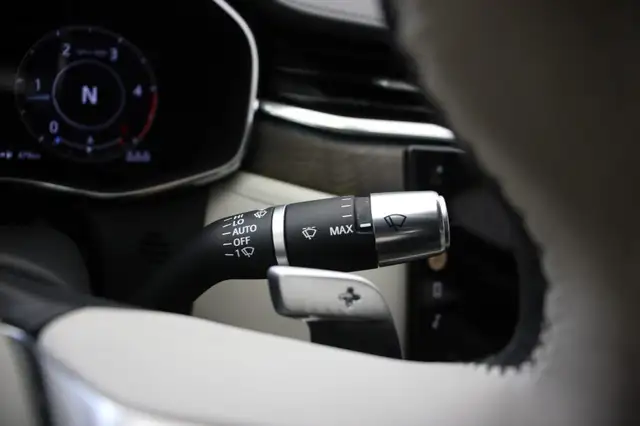 Jaguar XF view 28