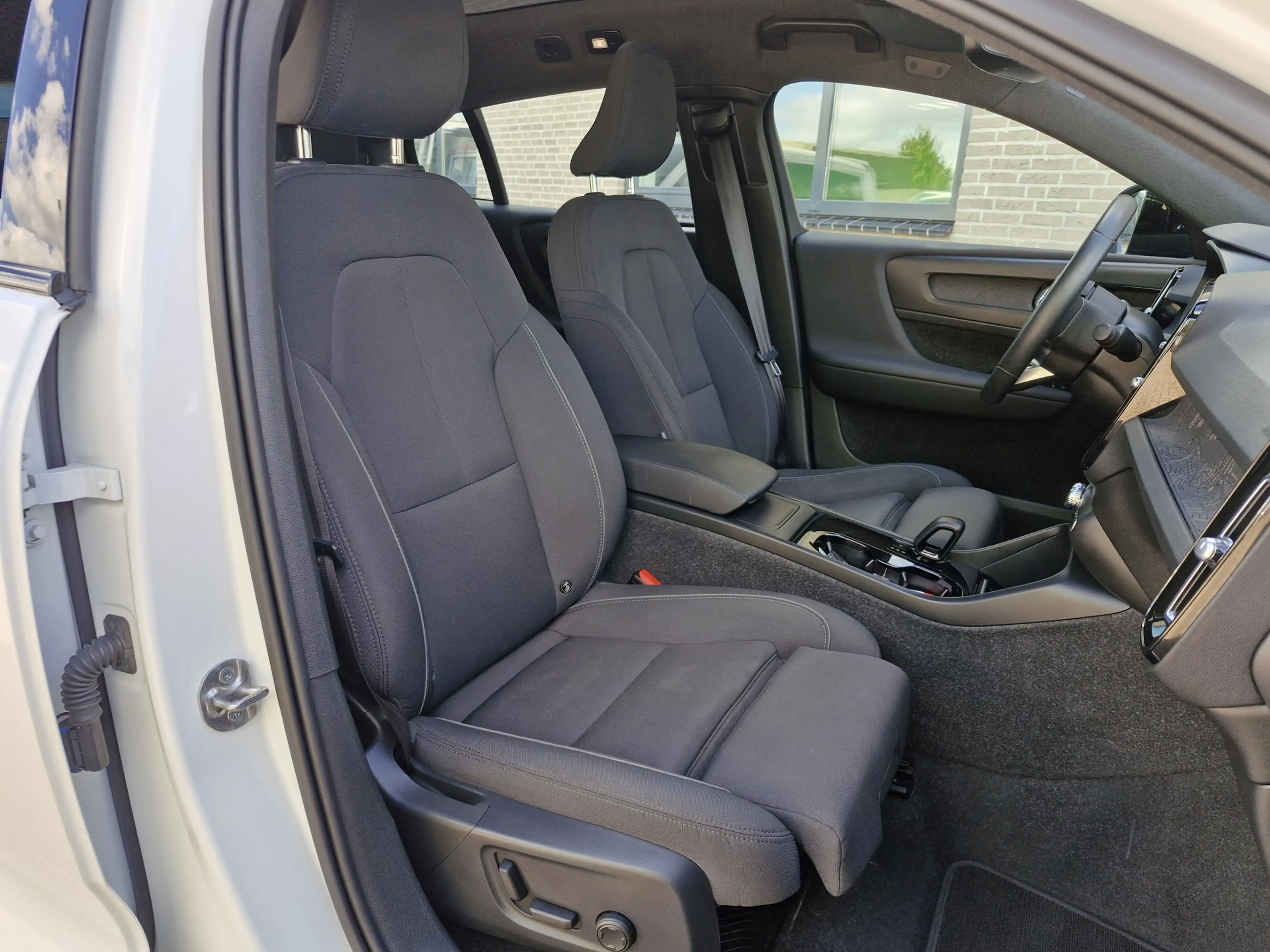 Volvo C40 Recharge Twin Intro Edition 78 kWh | Crystal White — photo 3