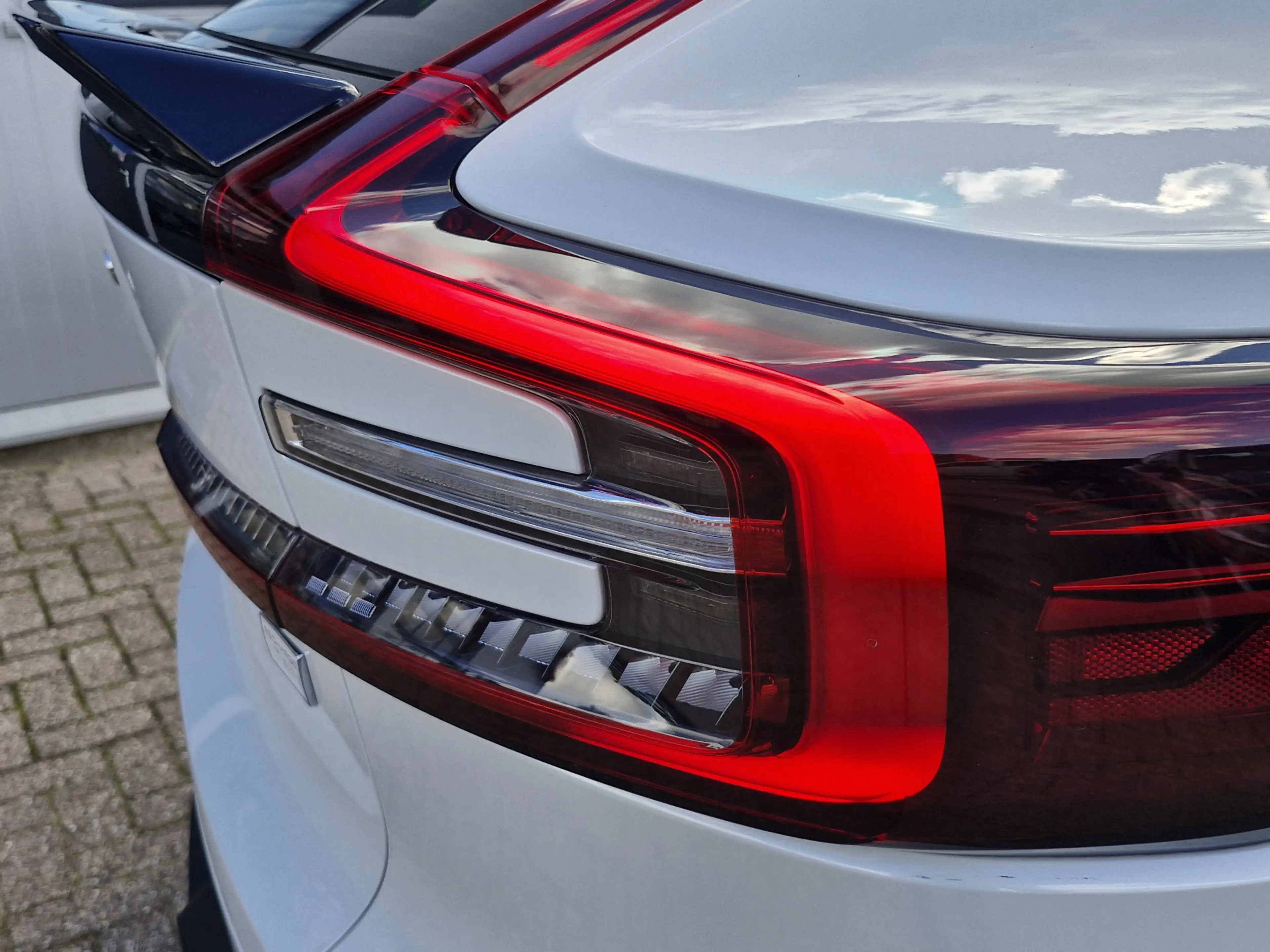 Volvo C40 Recharge Twin Intro Edition 78 kWh | Crystal White — photo 12