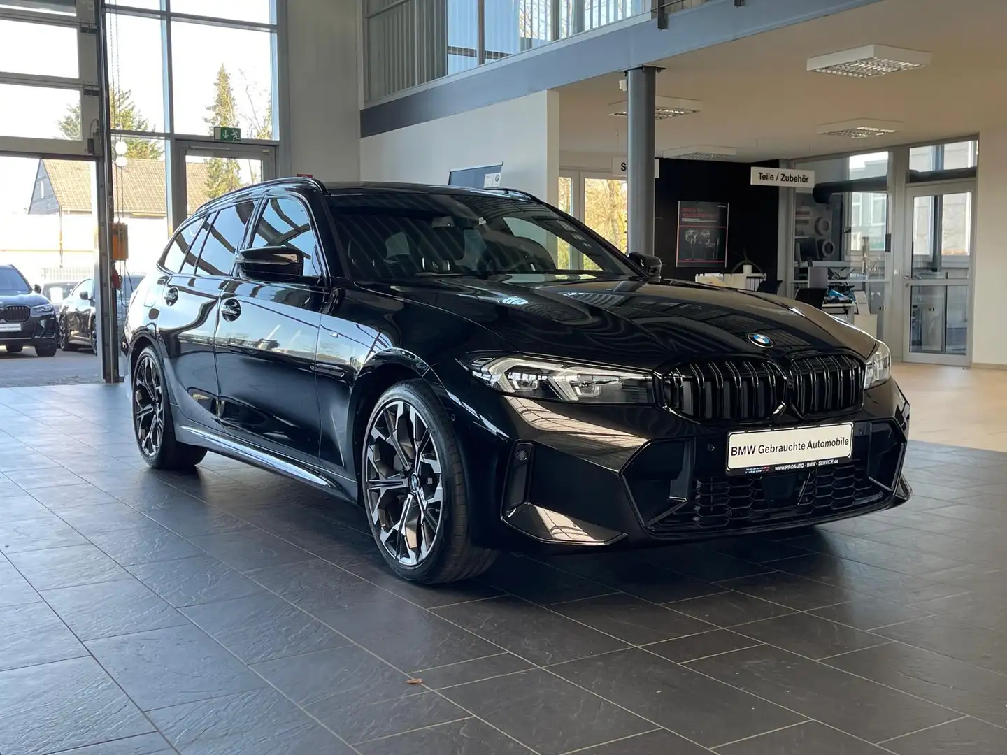 BMW 330 iTou xDrive M Sport AHK/HUD/PANO/360°/19"/Komf.z. Schwarz - 2