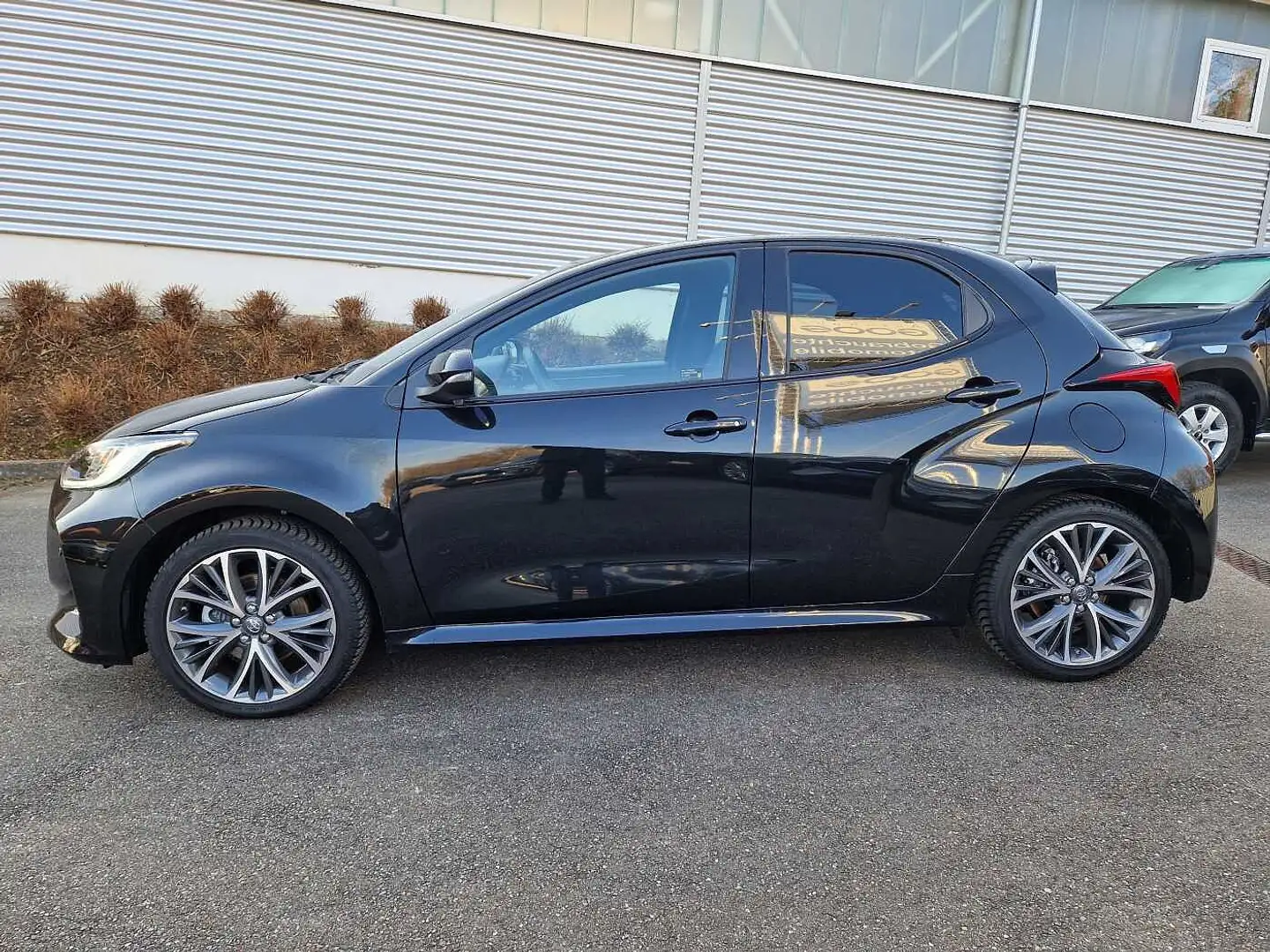 Toyota Yaris Hybrid 130 1.5 VVT-i Style Fekete - 2