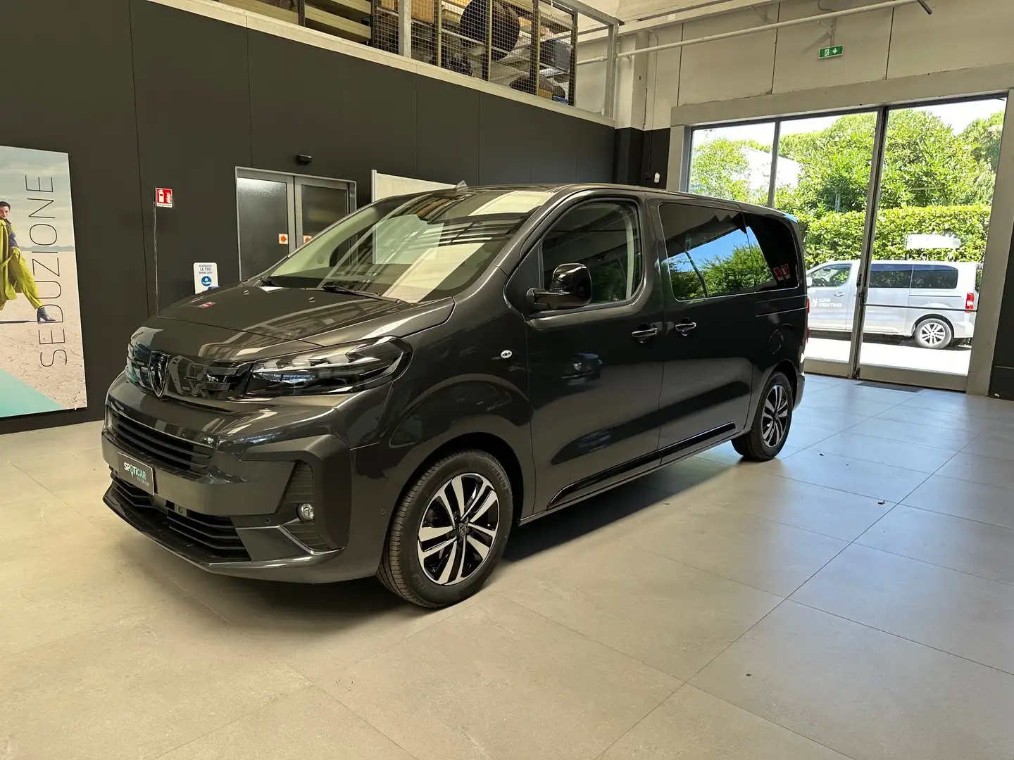 Peugeot Traveller Business Gris - 1