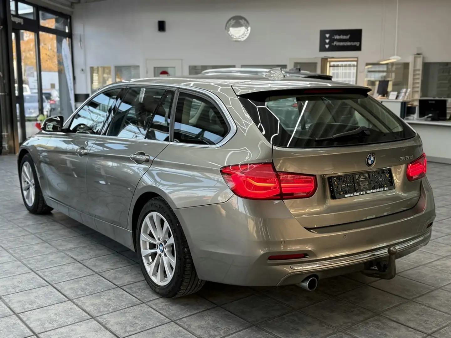 BMW 318 d Touring Luxury Line, LED, Leder, Panorama Grau - 2