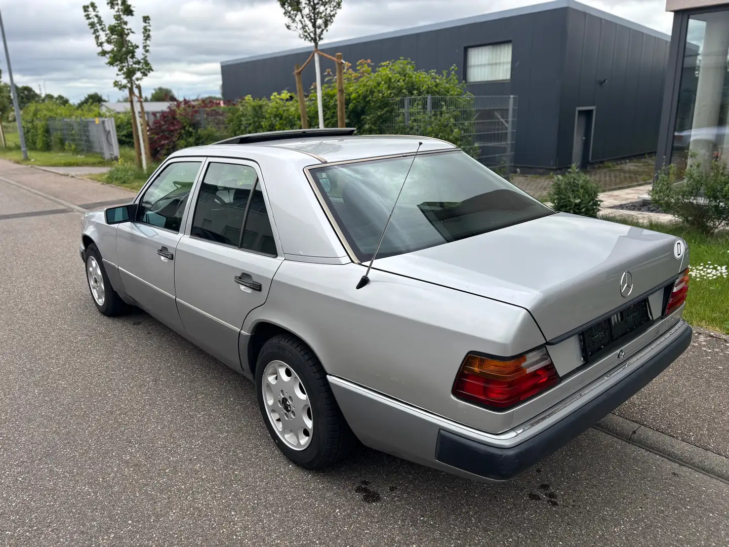 Mercedes-Benz E 200 W124 Oldtimer H-Zulassung Automatik Argent - 2