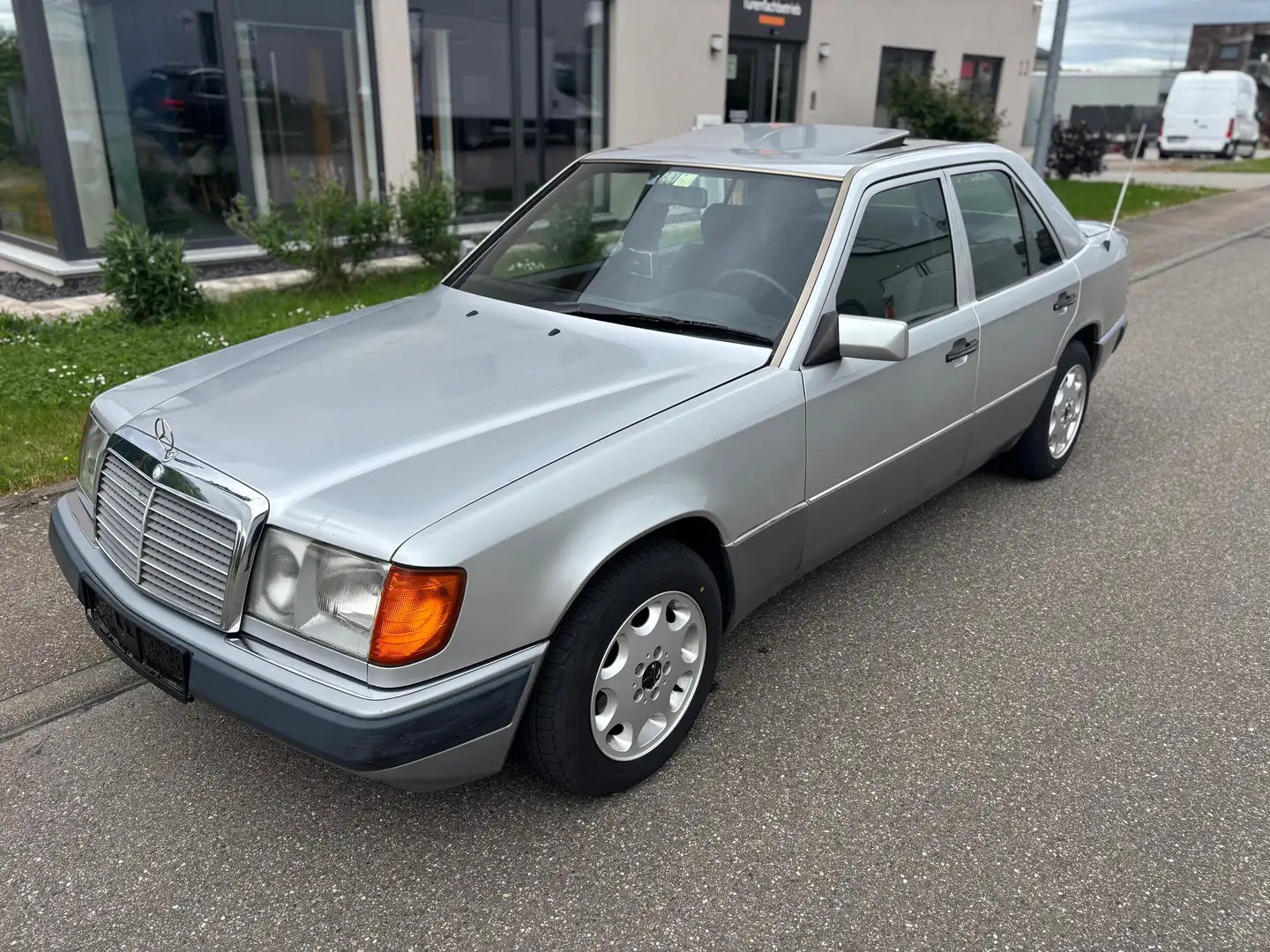 Mercedes-Benz E 200 W124 Oldtimer H-Zulassung Automatik Argent - 1
