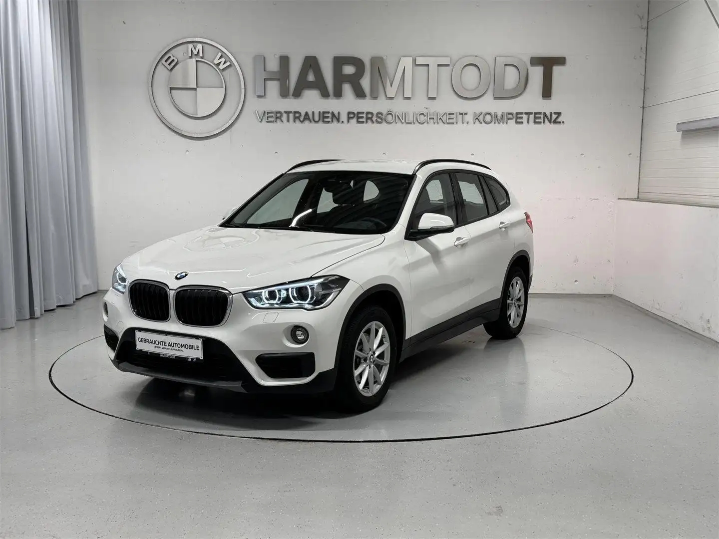 BMW X1 sDrive18i Weiß - 1