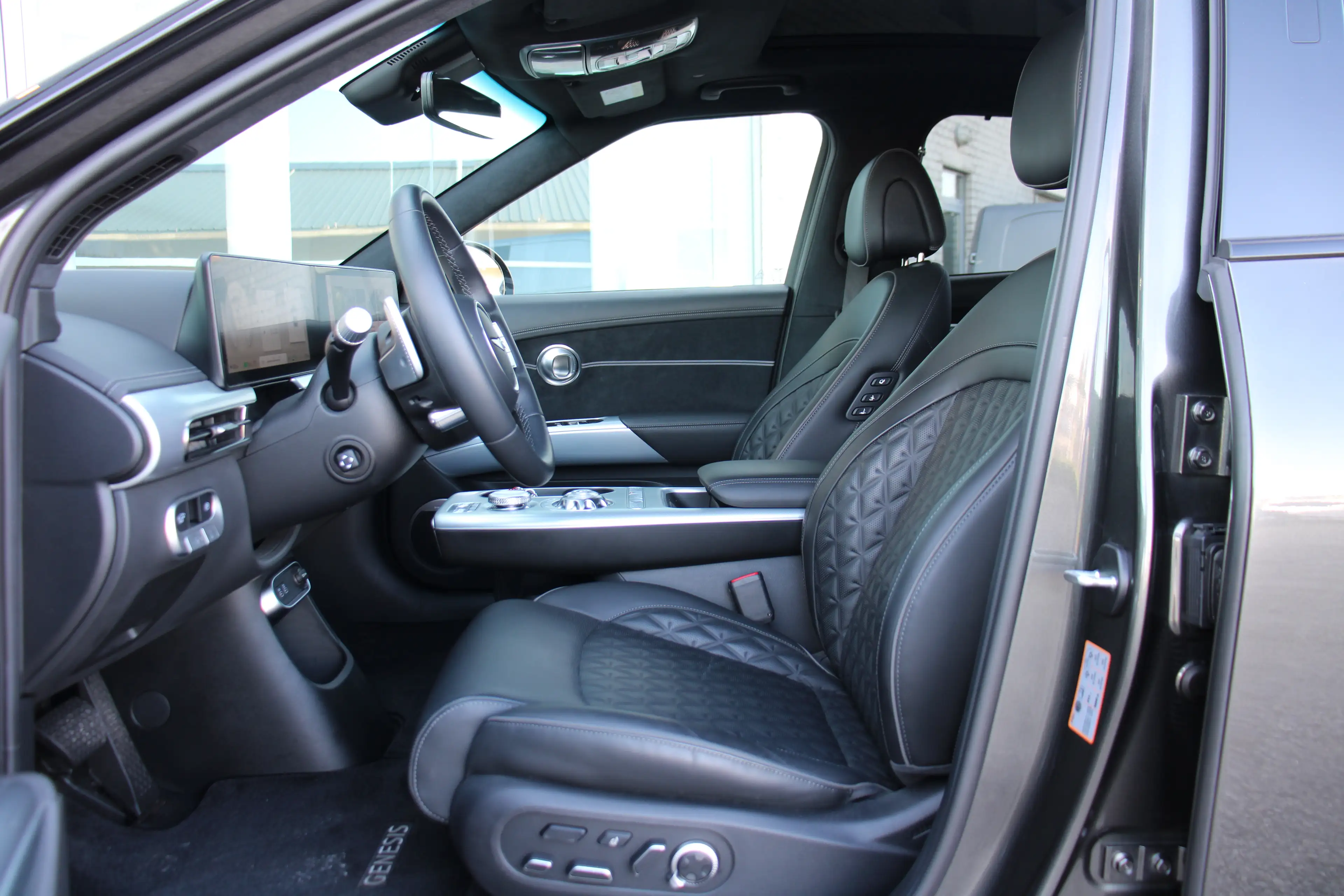 Genesis GV60 EV Dual Motor AWD Sport 318 PK *FULL OPTION* — photo 14