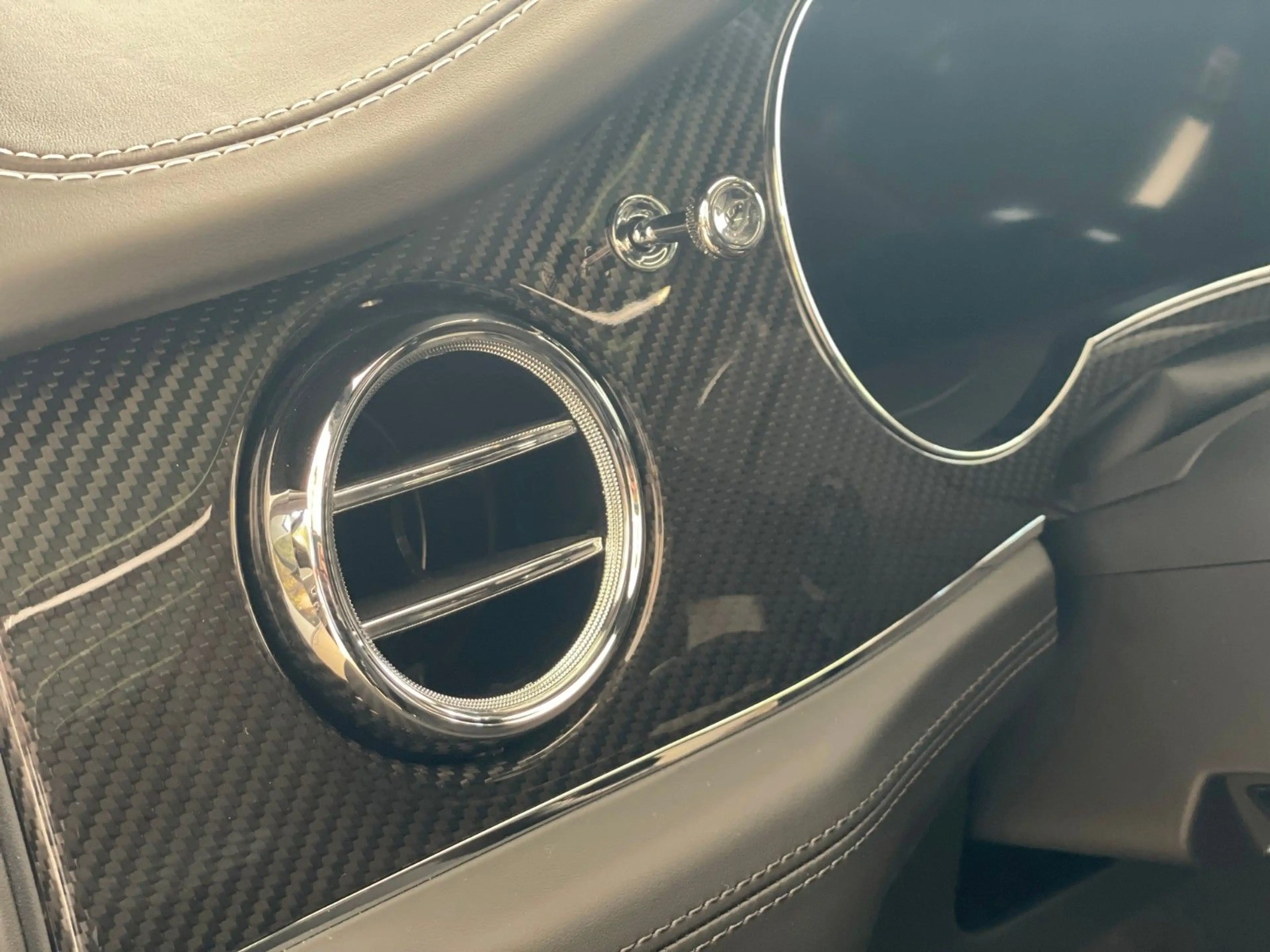 Bentley Bentayga 4.0 V8 S 4WD — photo 10