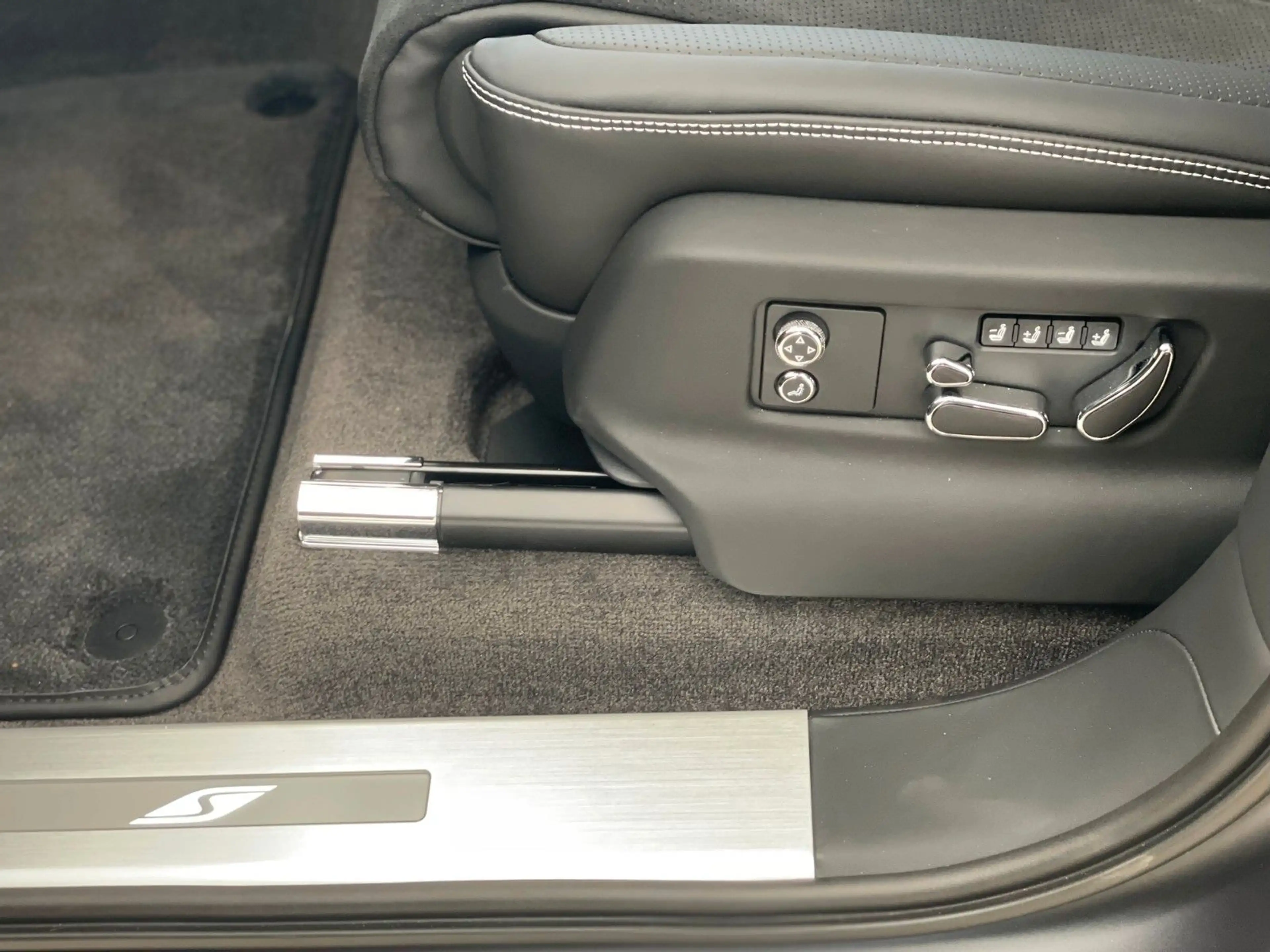 Bentley Bentayga 4.0 V8 S 4WD — photo 14