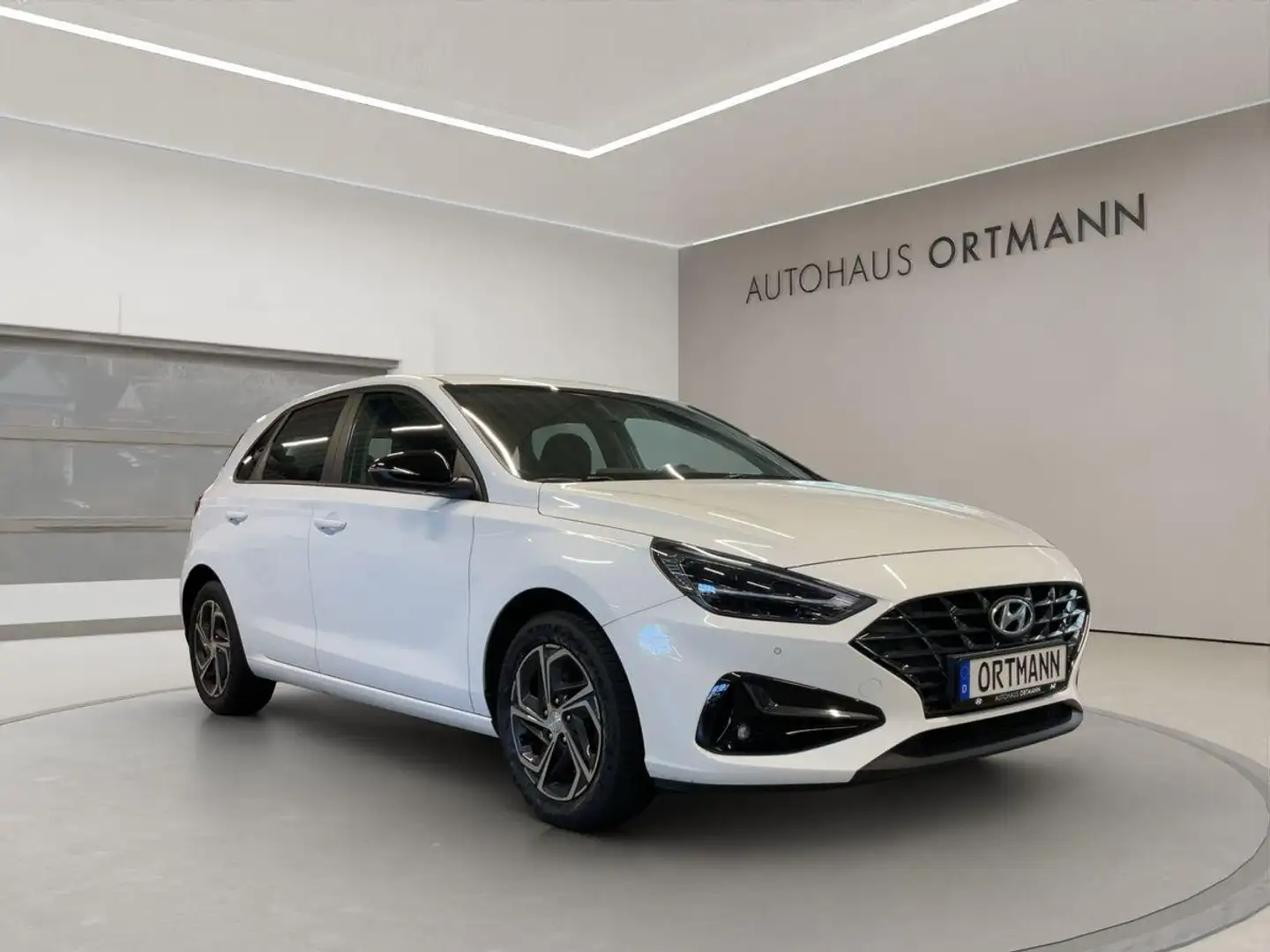 Hyundai i30 1.5 Benzin "Intro Edition" 2WD 6-Gang Blanc - 1