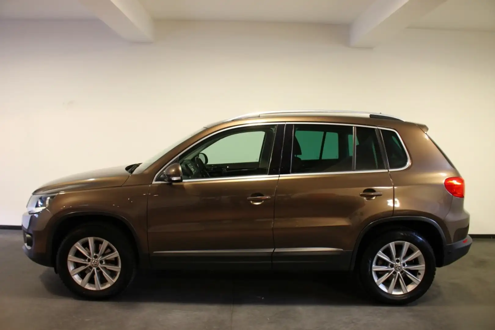 Volkswagen Tiguan 1.4 TSI SPORT&STYLE, PDC, Alcantara, Nieuwe distri Marrón - 2