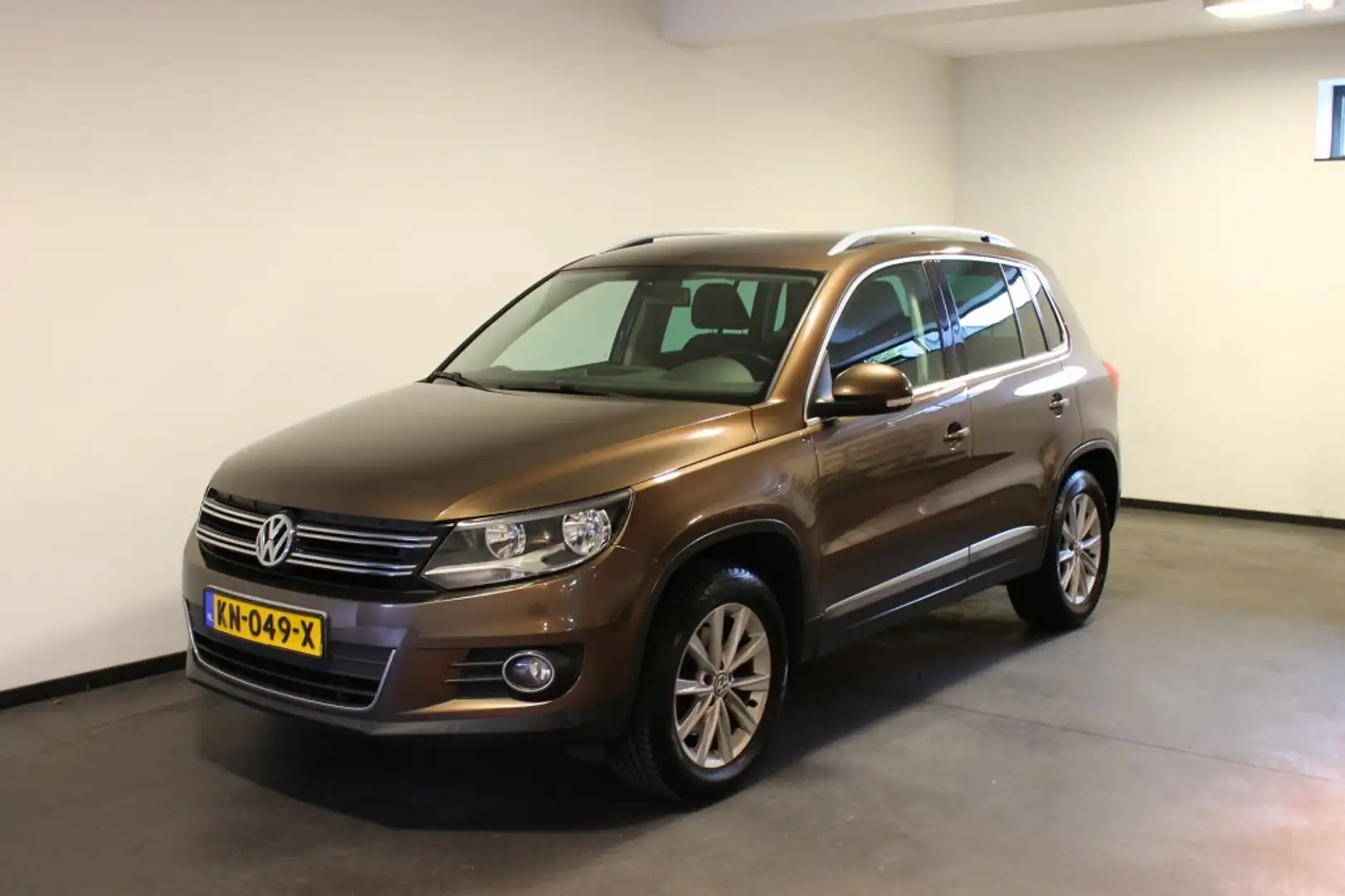 Volkswagen Tiguan 1.4 TSI SPORT&STYLE, PDC, Alcantara, Nieuwe distri Marrón - 1