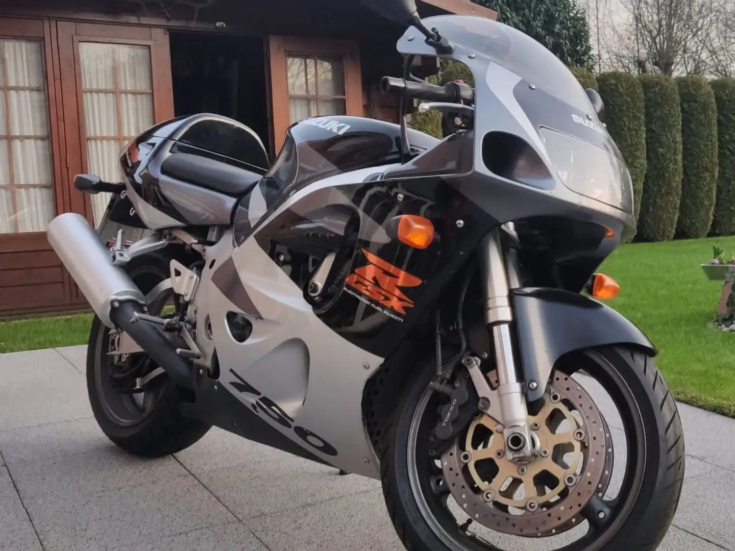 Suzuki GSX-R 750 Schwarz - 1