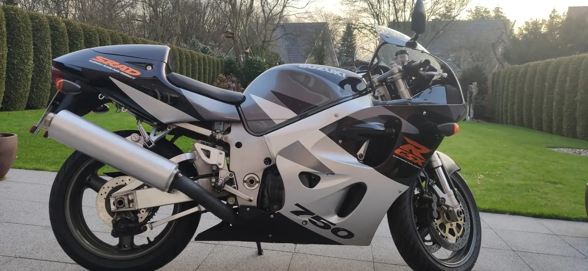 Suzuki GSX-R 750 Negro - 2