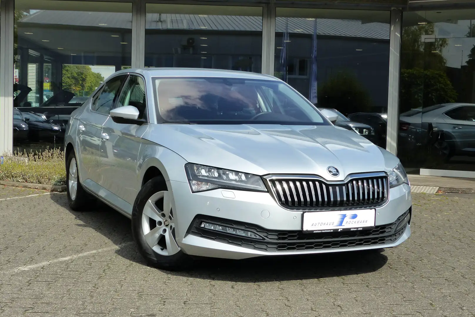 Skoda Superb Lim. Aut. App Navi Kamera DAB SHZ Silber - 1