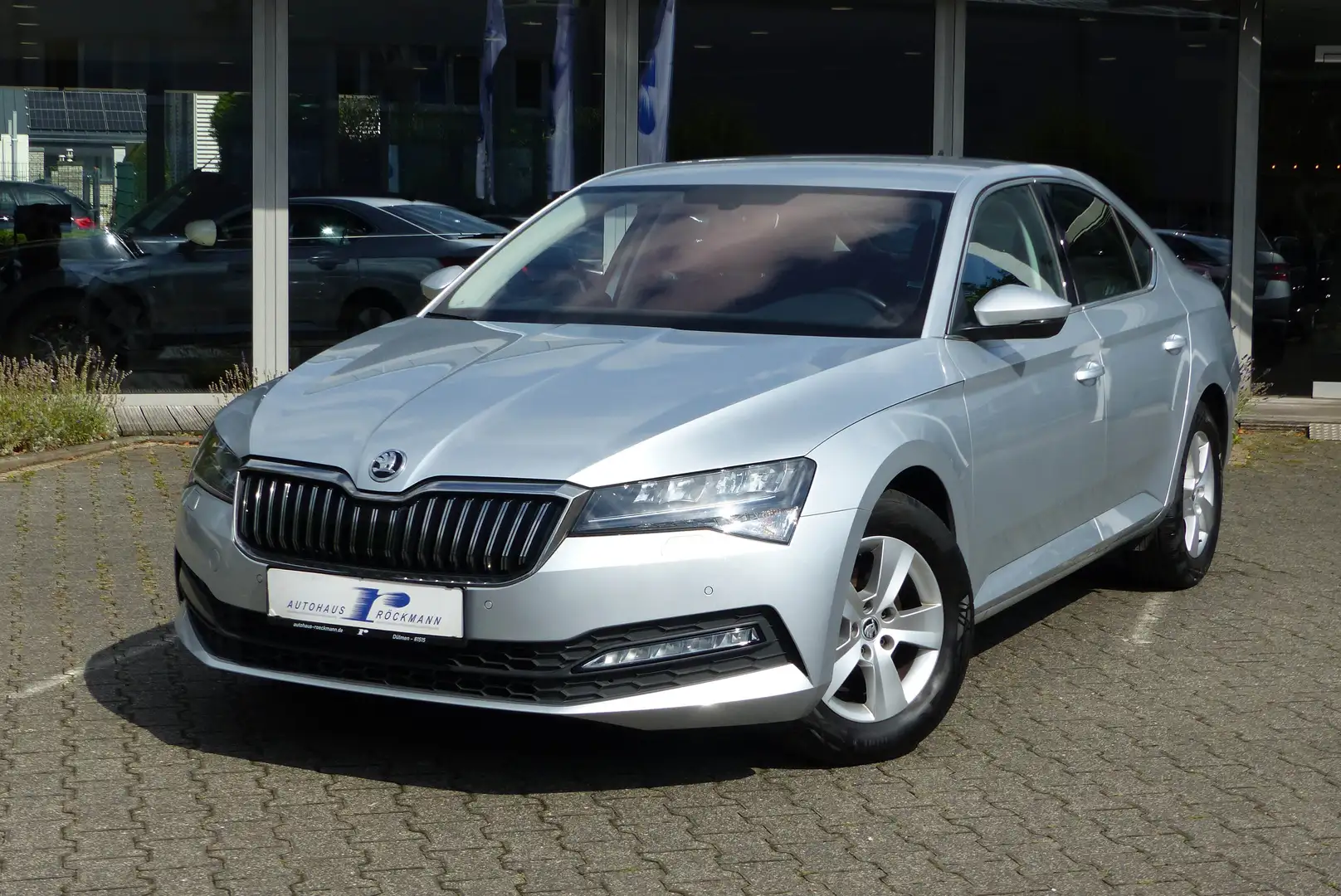 Skoda Superb Lim. Aut. App Navi Kamera DAB SHZ Silber - 2