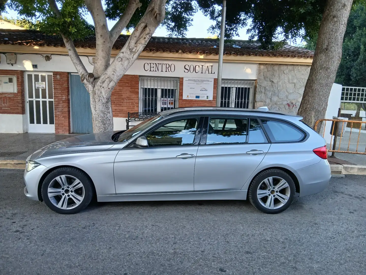 BMW 318 318d Touring Aut. Sport Line - 2