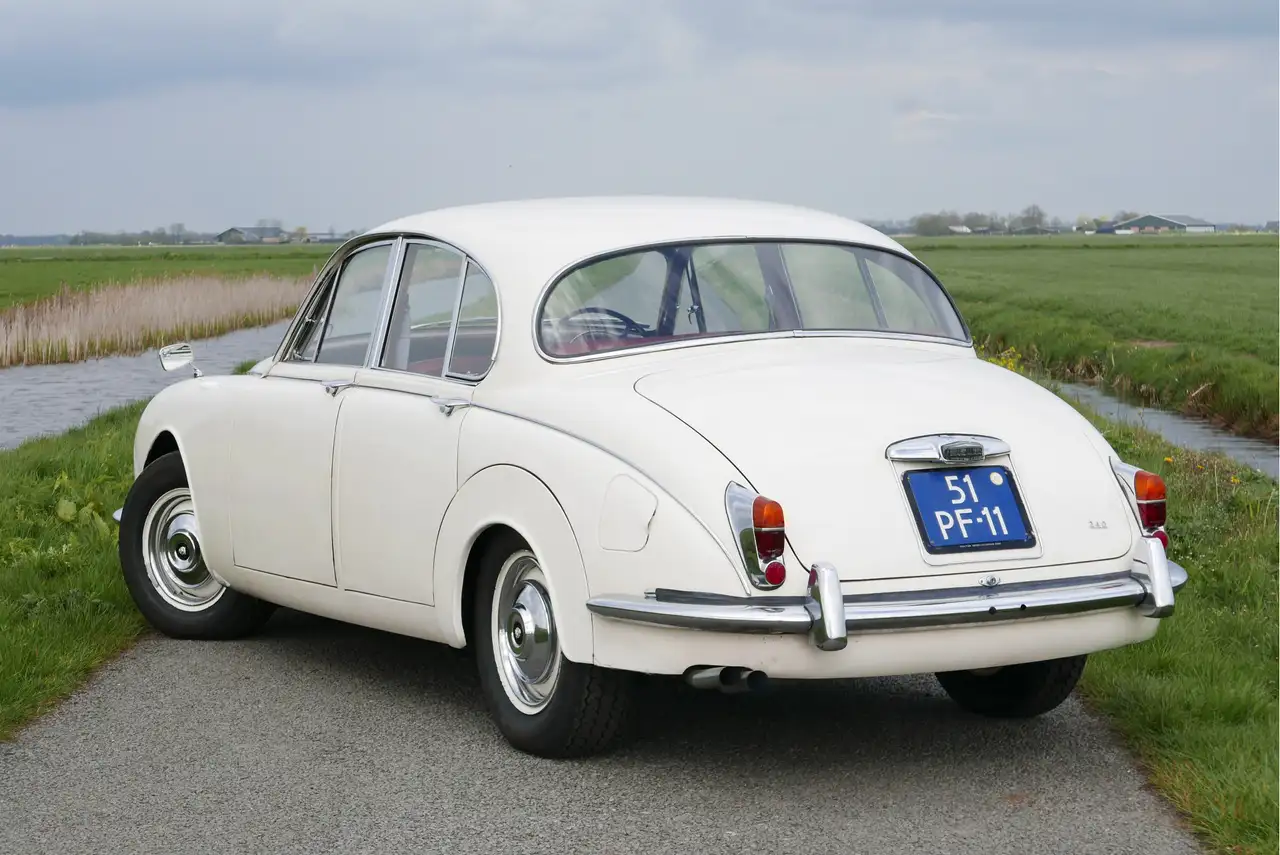 Jaguar 240 Overdrive, foto 2