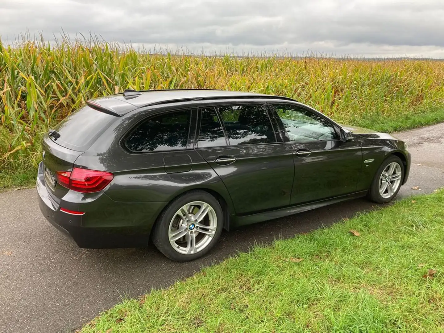 BMW 530 d xDrive Touring M-Sportpaket Schwarz - 2