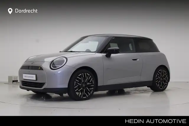 MINI Cooper SE 3-deurs Favoured 54.2 kWh | 18" | Driving Assistan