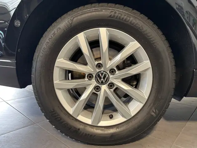 Volkswagen Passat view 3