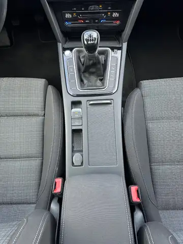 Volkswagen Passat view 15
