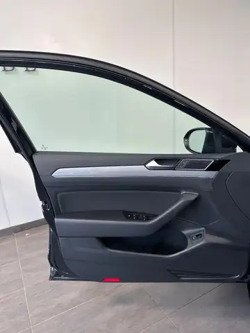 Volkswagen Passat view 7