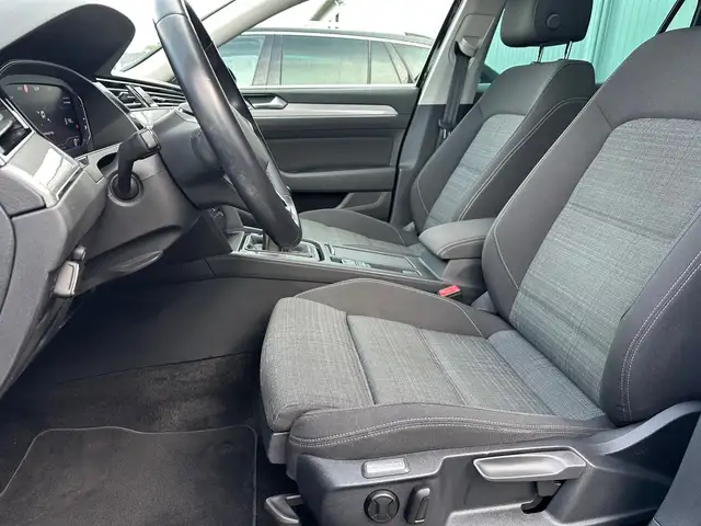 Volkswagen Passat view 10