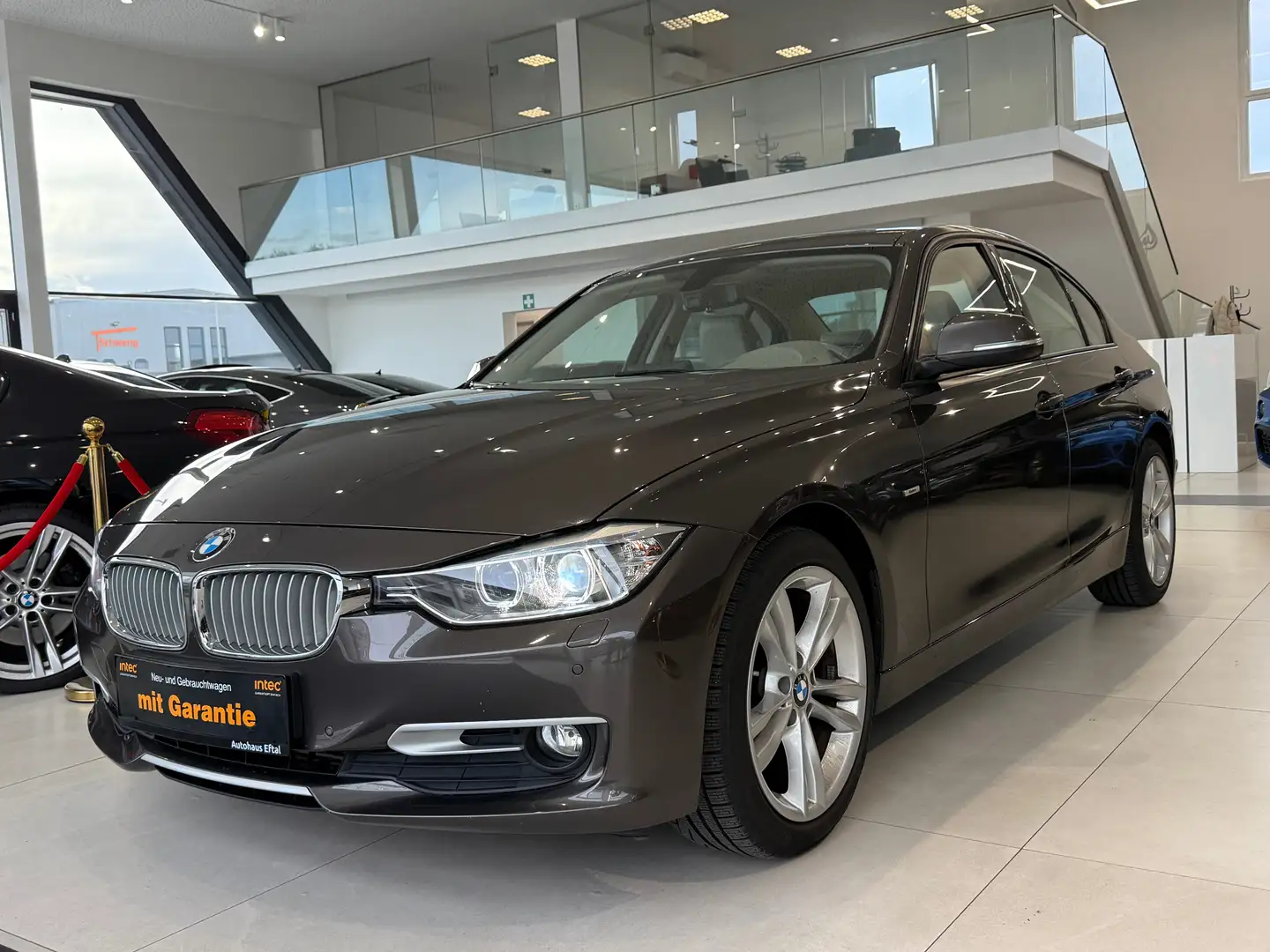 BMW 320 320d Aut.*NAVI*XENON*TEMPOMAT*SITZHZG*F1*KREDIT* Braun - 1