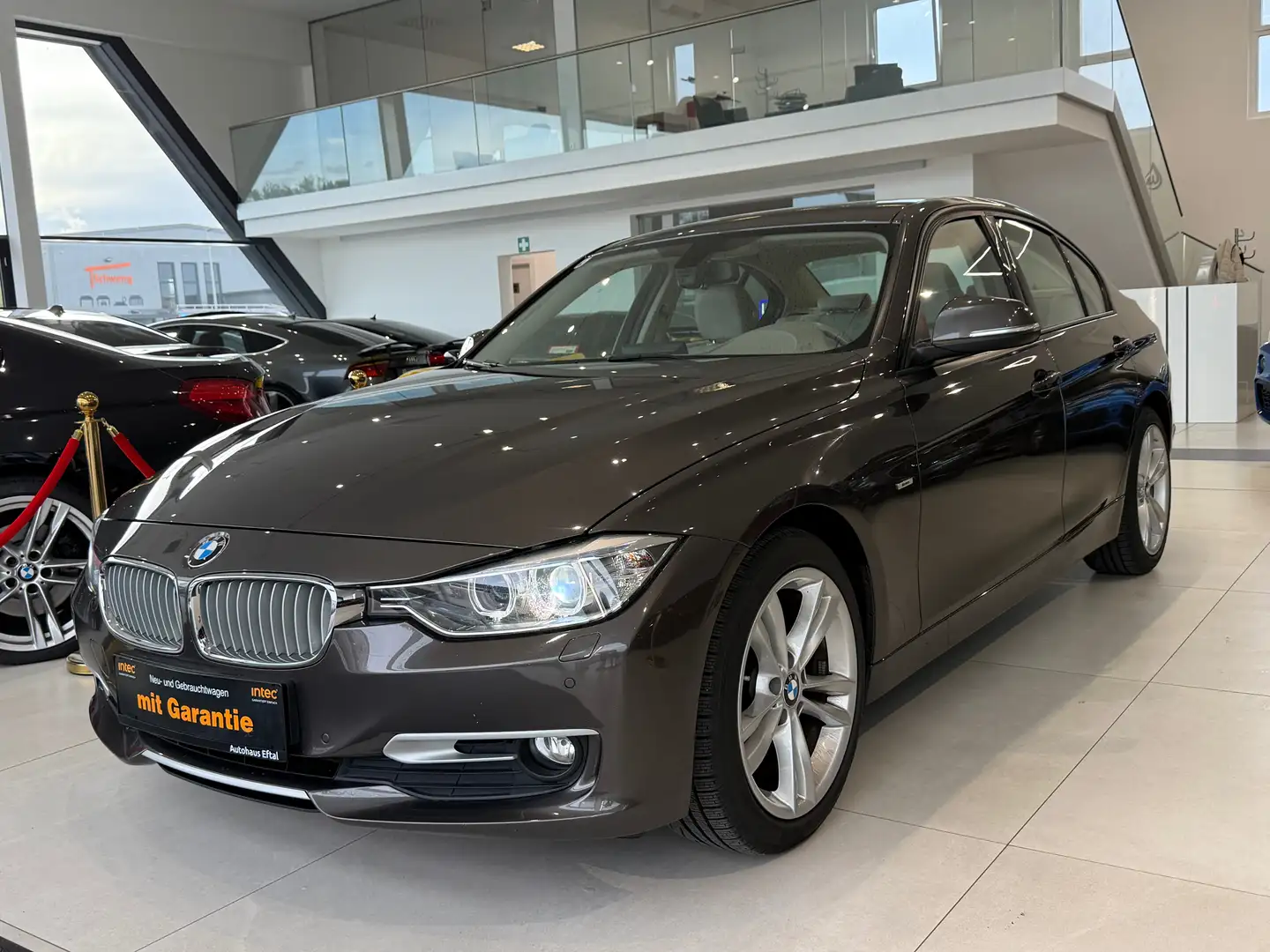 BMW 320 320d Aut.*NAVI*XENON*TEMPOMAT*SITZHZG*F1*KREDIT* Braun - 2