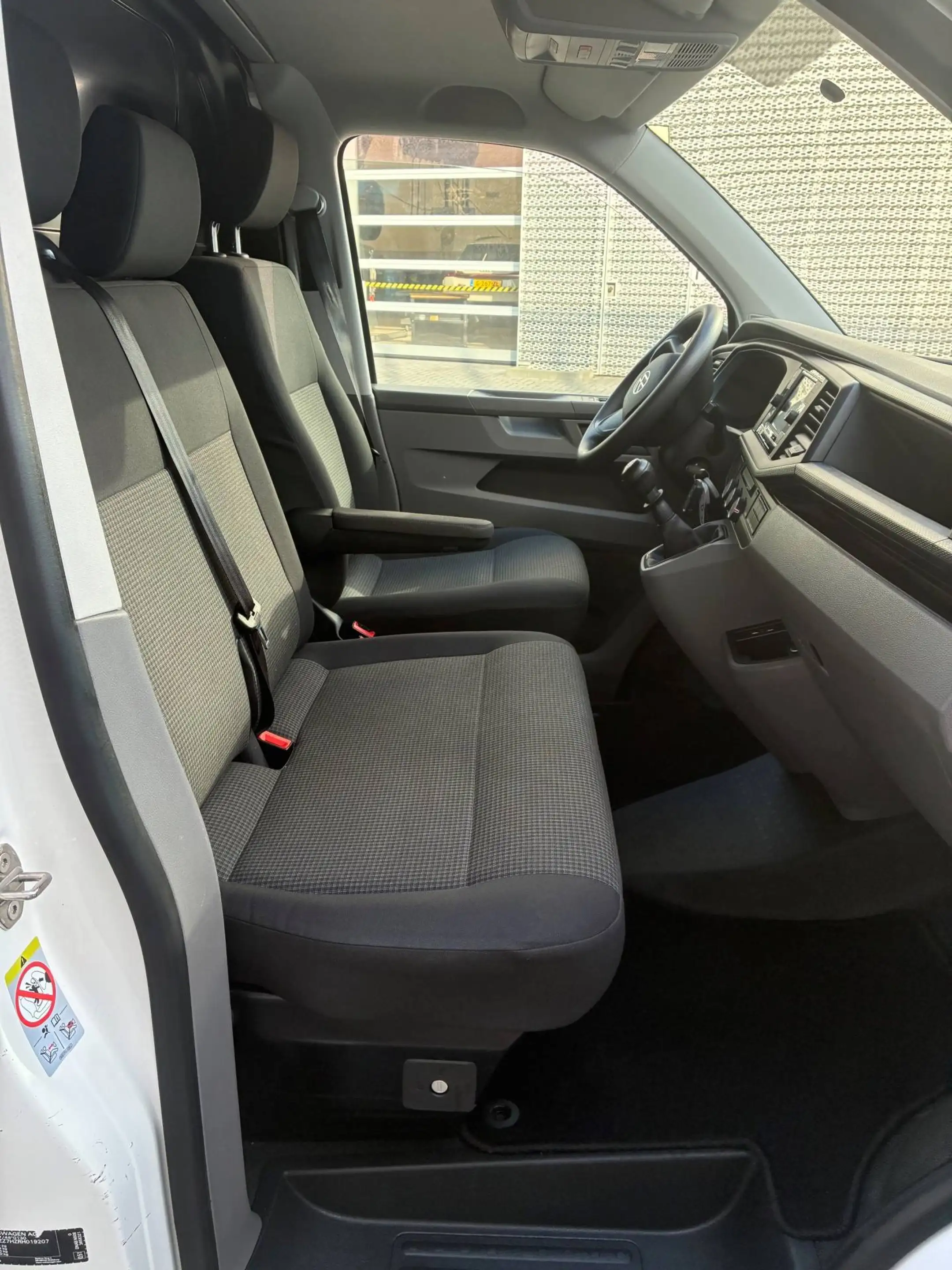 Volkswagen T6.1 Transporter 2.0 TDI 110PK L2H1 — photo 7