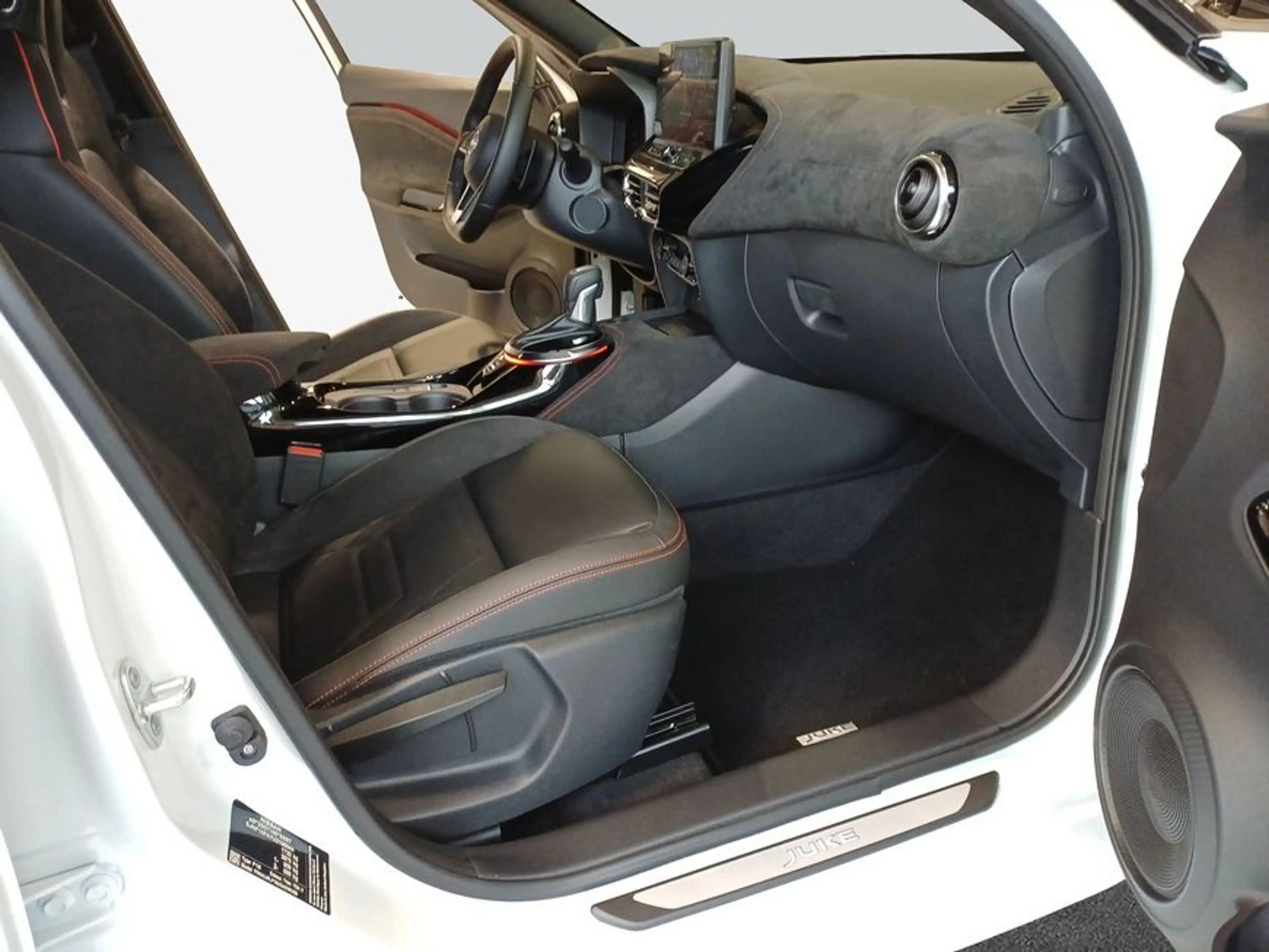 Nissan Juke 1.0 DIG-T DCT Redline Edition 84 kW, 5-türig — photo 11