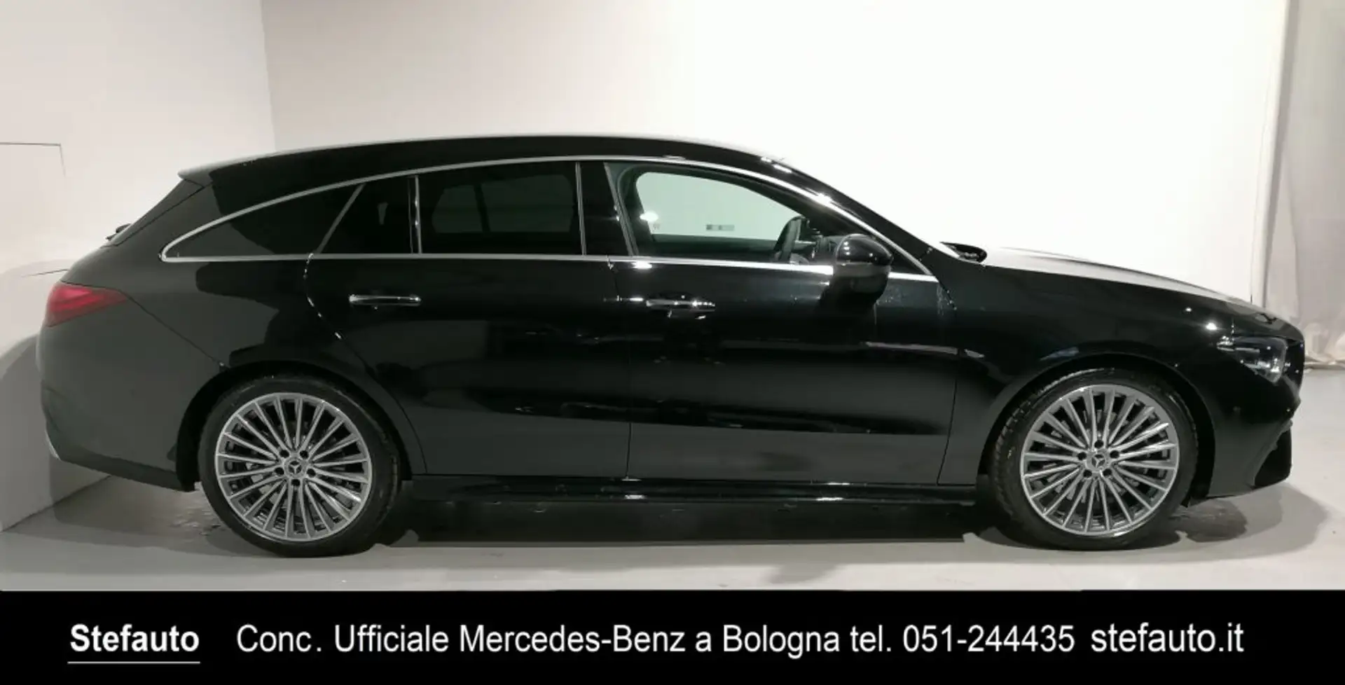 Mercedes-Benz CLA 200 d Automatic Shooting Brake AMG Line Premium Black - 2