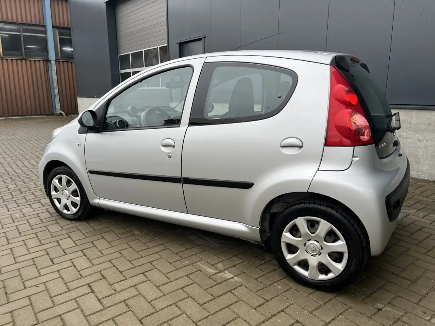 Peugeot 107 1.0-12V XS Airco 5drs Grau - 2