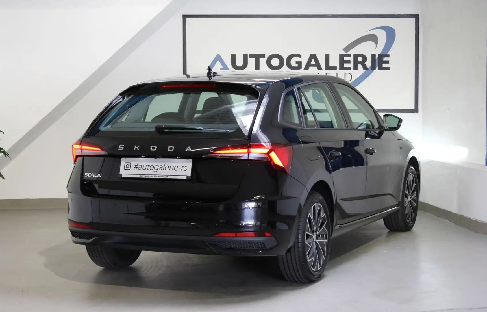 Skoda Scala 1.0 TSI DSG Drive*VIRTUAL*KAM*NAVI*1.HAND* Schwarz - 2