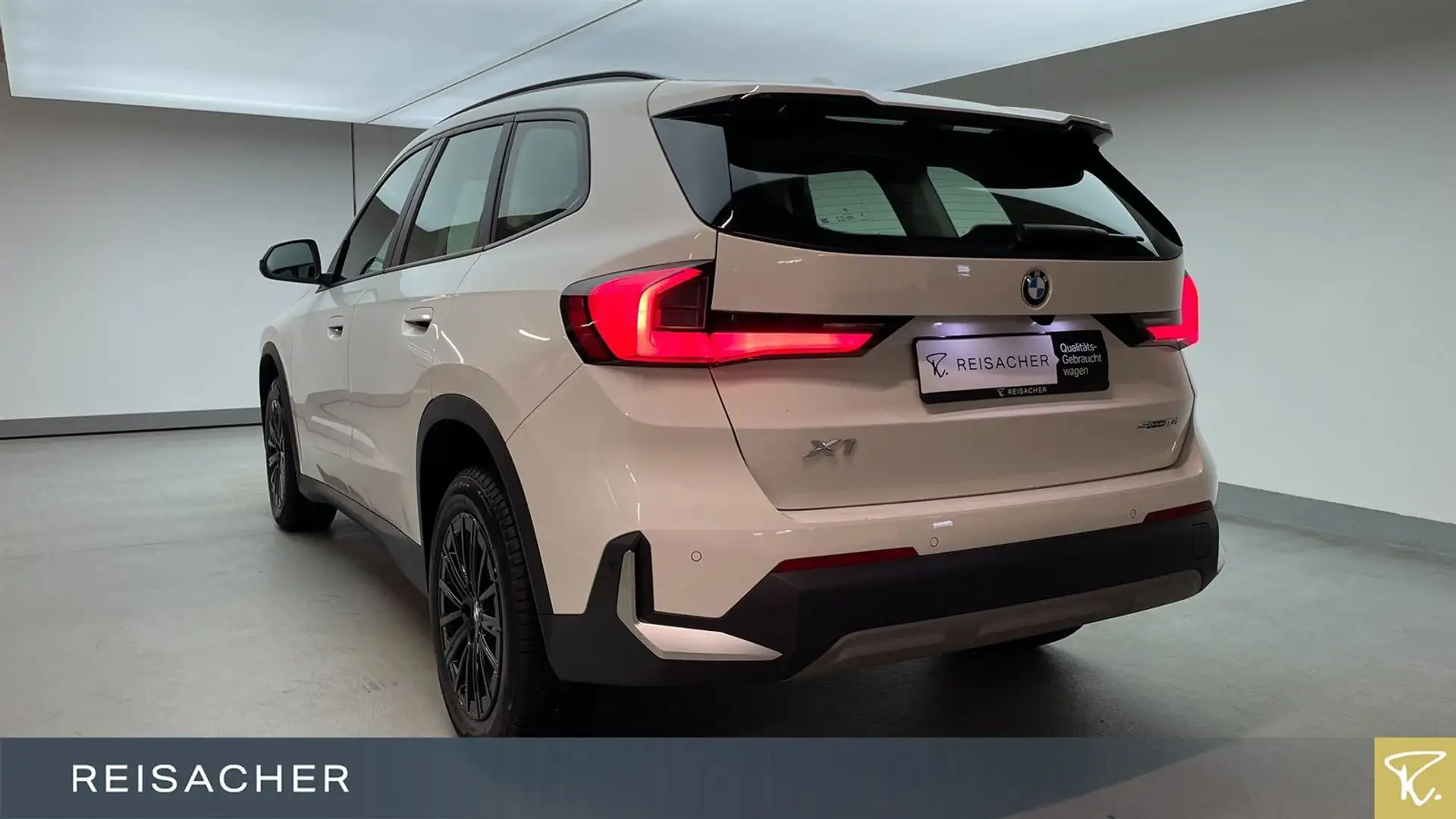 BMW X1 sDrive18iA DKG Navi adaptLED FLA Keyless Weiß - 2