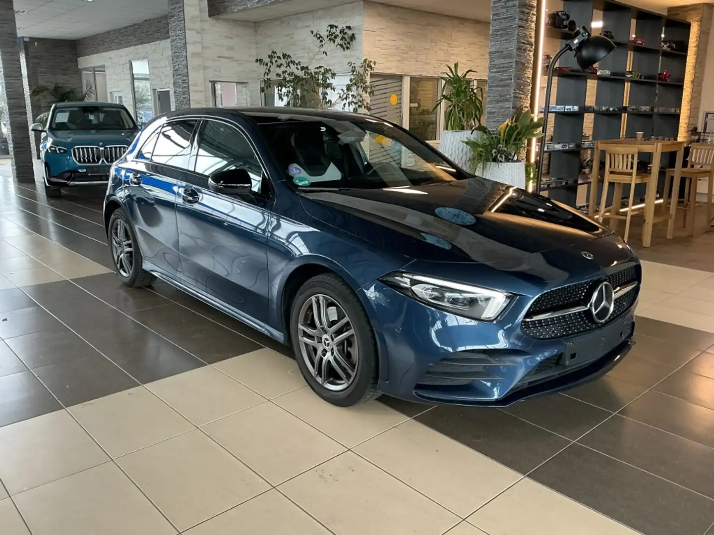 Mercedes-Benz A 250 e AMG-Line HUD Distr.+ LED 360°Cam Leder Blau - 2