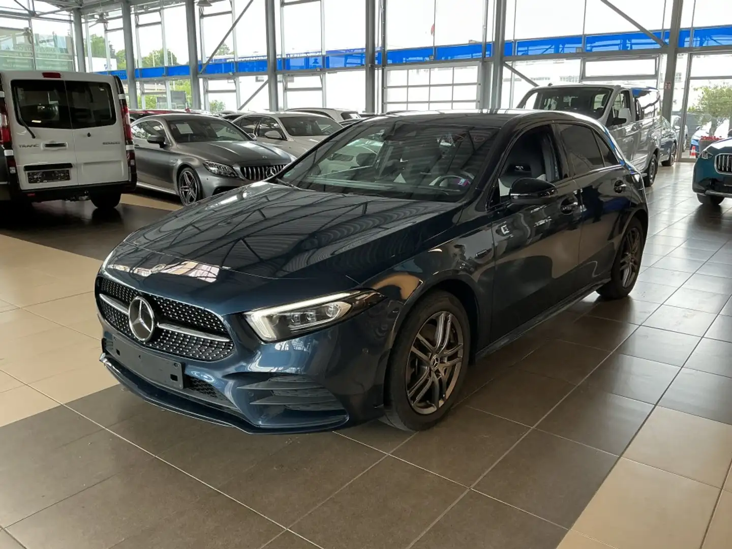 Mercedes-Benz A 250 e AMG-Line HUD Distr.+ LED 360°Cam Leder Blau - 1