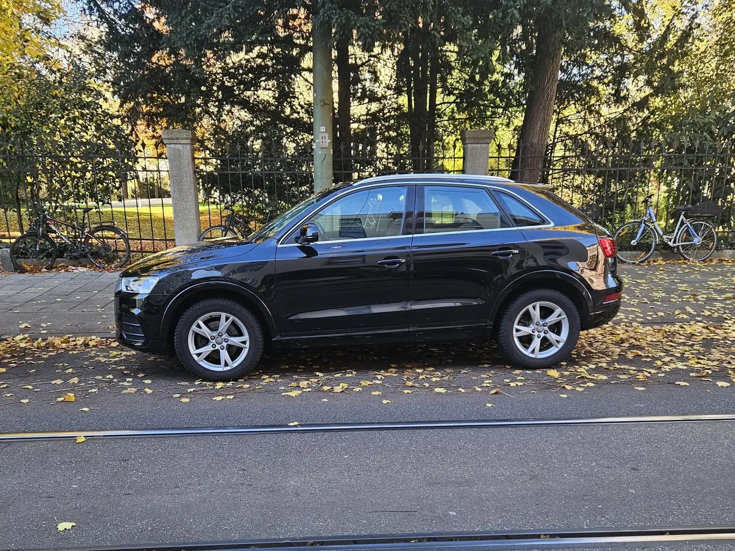 Audi Q3 Q3 1.4 TFSI cylinder on demand ultra Schwarz - 1