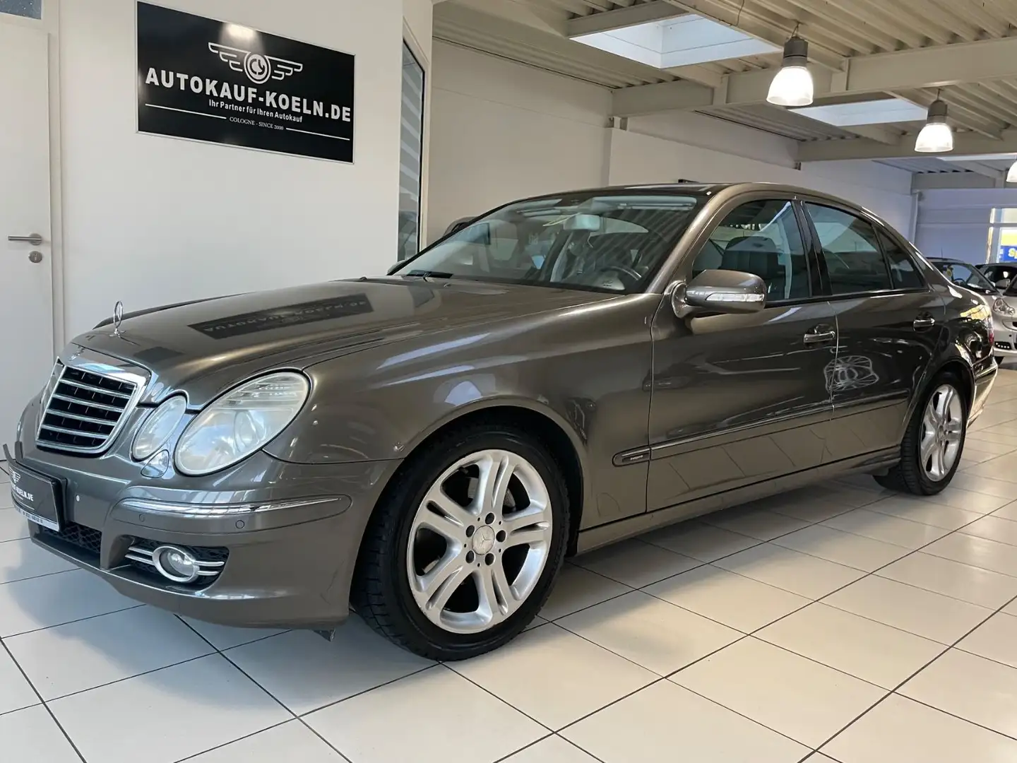 Mercedes-Benz E 300 CDI BlueTec Avantgarde/Leder/Navi/Panaroma Gris - 2
